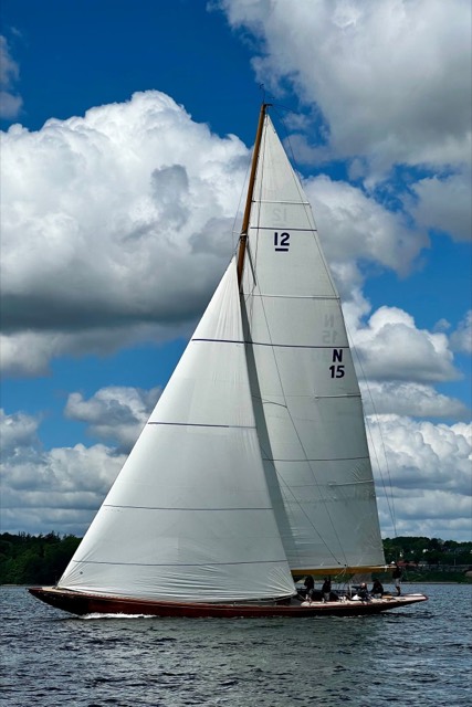 12mR „N15“ vor Wolkenkulisse unter Segeln