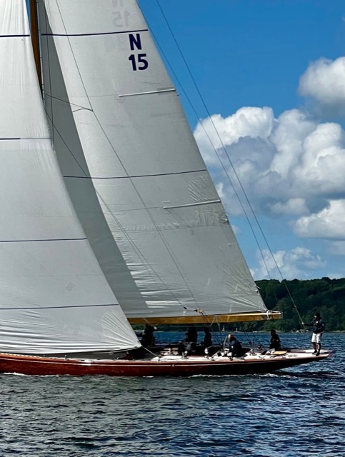 Segel „N15“ in Nahaufnahme mit Crew an Deck