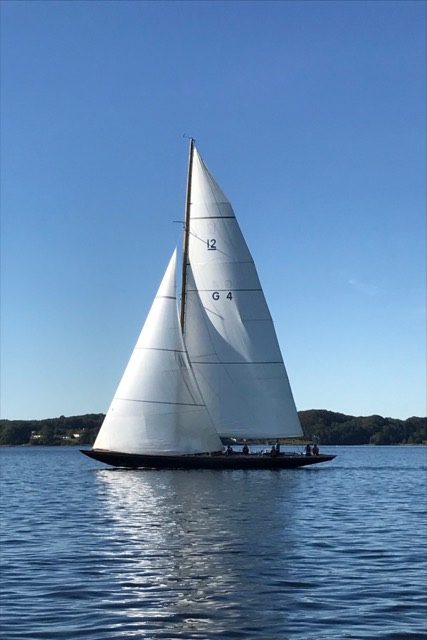 12mR „G4“ solo unter Segeln vor der Küste