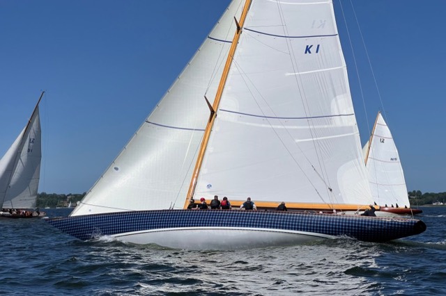 12mR „K1“ mit dunkelblauem Rumpf unter vollen Segeln