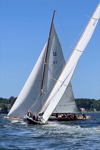Zwei 12er „Segel Nr. 12 D1“ dicht nebeneinander im Duell
