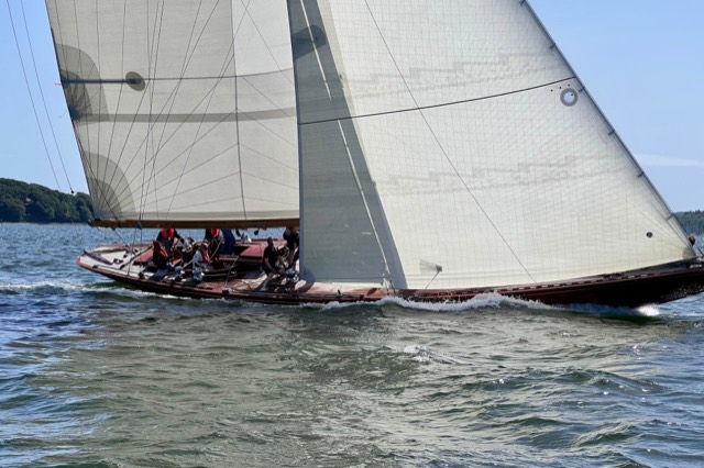 12er hart am Wind, Crew in roten Jacken an Bord