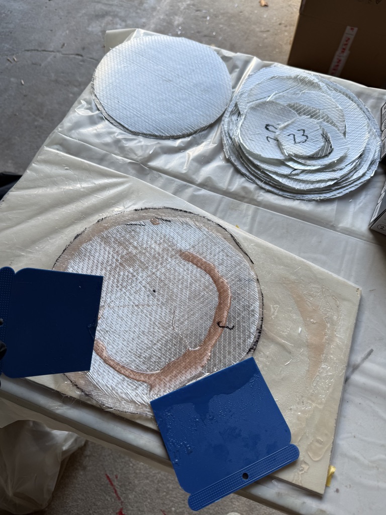 Gut mit Epoxy tränken. Mit zwei Spachteln geht das am besten.