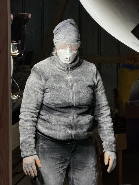 Nach dem Schäften: Schleifstaub von Kopf bis Fuß