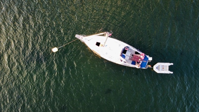 Luftaufnahme von oben: Lille Svea mit Beiboot vor Anker