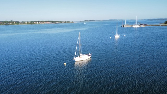Luftaufnahme: Lille Svea vor Anker in der Bucht