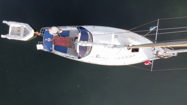 Luftaufnahme von oben aufs Deck mit Crew und Beiboot