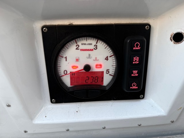 Yanmar-Instrumentenanzeige mit Betriebsstundenzähler
