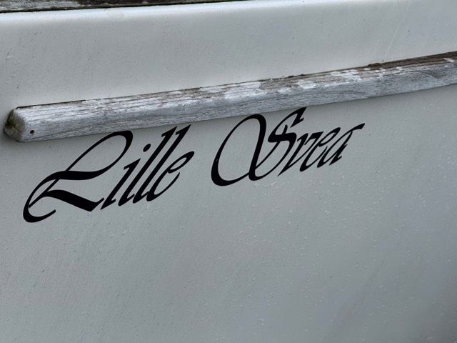 Namenszug „Lille Svea“ am Heck