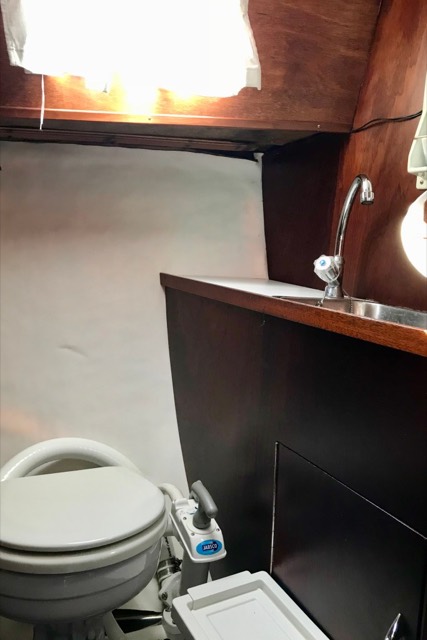 Bordtoilette mit Waschtisch und Armatur