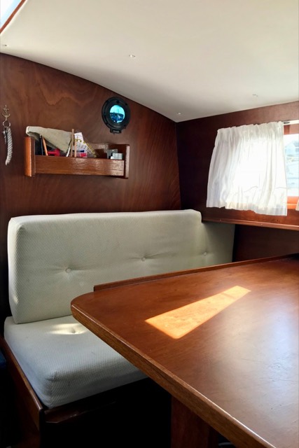 Dinette-Sitzbank mit Bullauge und Ablage