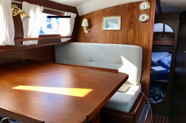 Dinette mit Tisch, Uhr und Barometer an der Wand