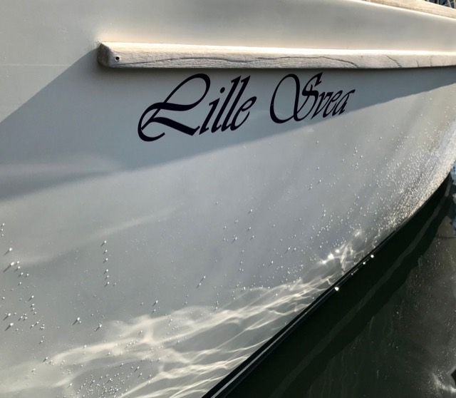 Namenszug „Lille Svea“ am Bug