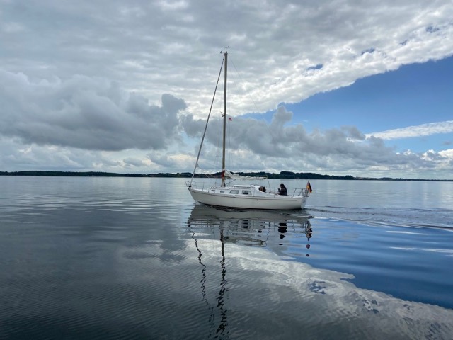 Lille Svea unter Segeln, spiegelglatte Ostsee