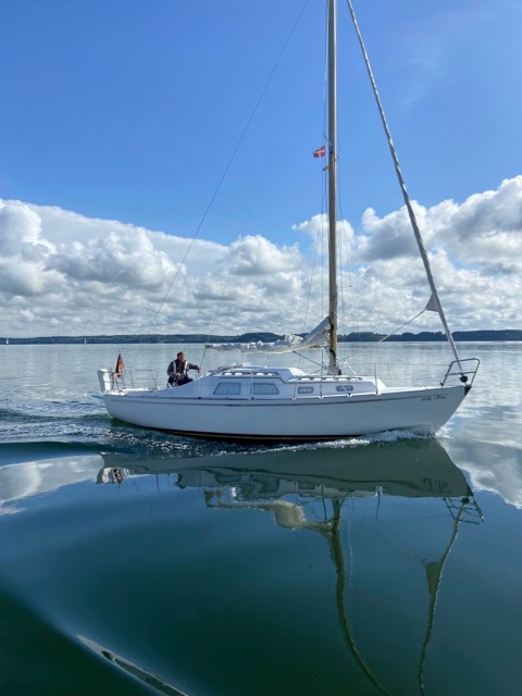 Lille Svea unter Segeln, spiegelglattes Wasser
