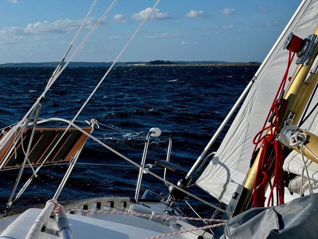 Blick übers Vordeck unter Segeln auf die Ostsee