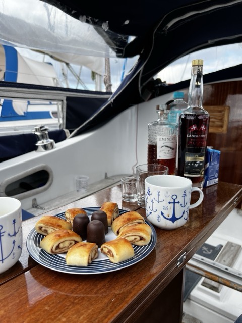 Kaffee und Gebäck auf dem Niedergangsbrett