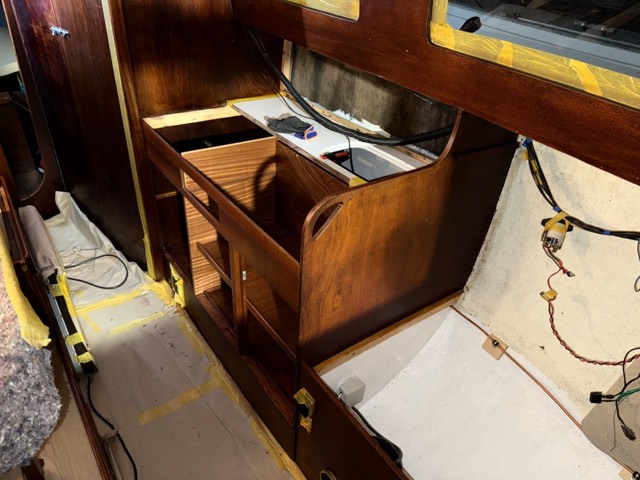 Neuer Pantry-Unterschrank im Rohbau an Bord