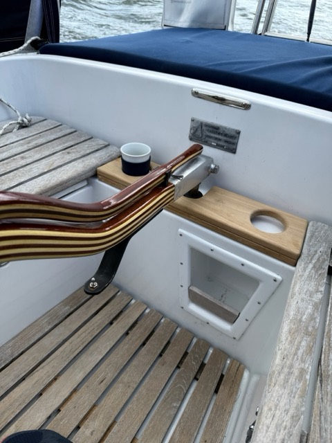 Neuer Kaffeehalter mit Tasse im Cockpit