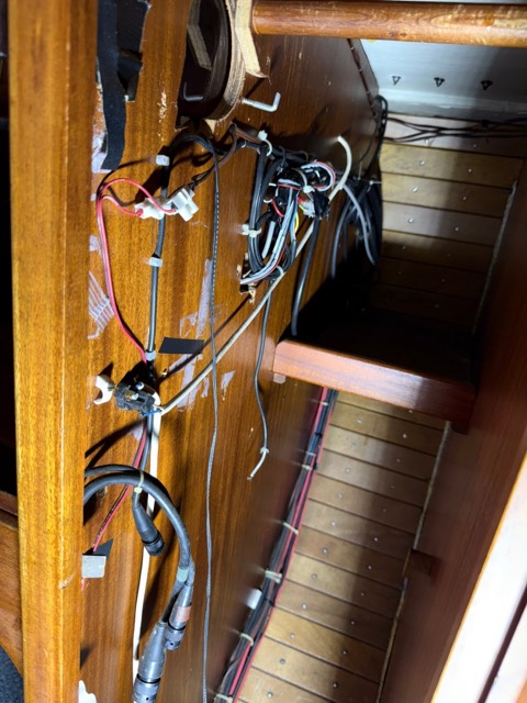 Wild verlegte Kabel in einer Backskiste