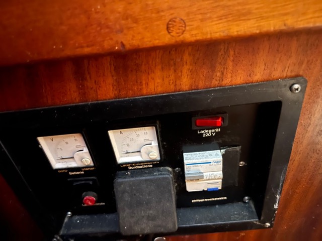 Bordbatterie-Anzeige mit Volt- und Amperemeter