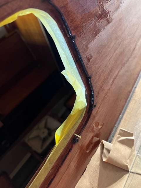 Frisch lackierter Aufbau, die Fensteröffnung zum Einkleben gelb abgeklebt