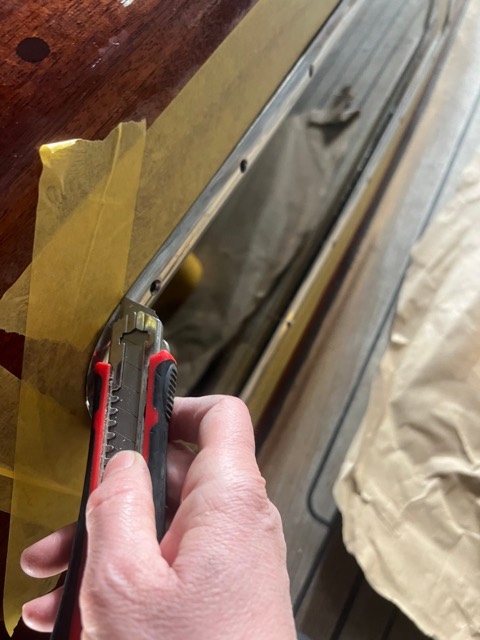 Mit dem Cutter wird das Klebeband entlang der Rahmenkante eingeschnitten