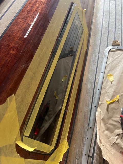 Abgeklebte Fensteröffnung, daneben der vorbereitete Rahmen auf Packpapier
