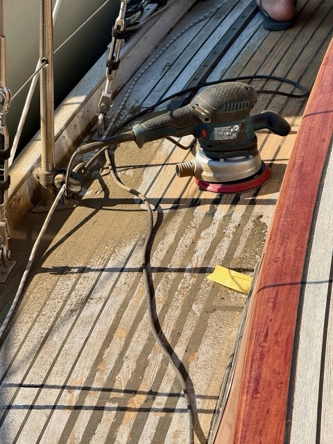 Exzenterschleifer auf dem Teakdeck