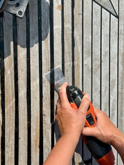 Multimaster mit festem Spachtel stößt die Fuge ab