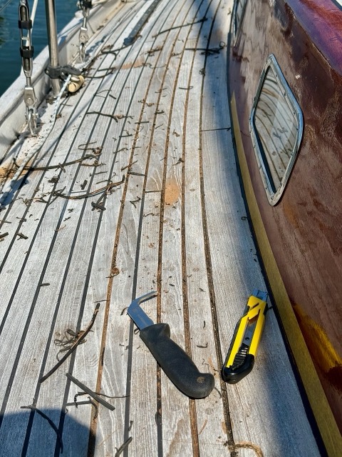 Fugenhaken und Cutter auf dem Teakdeck