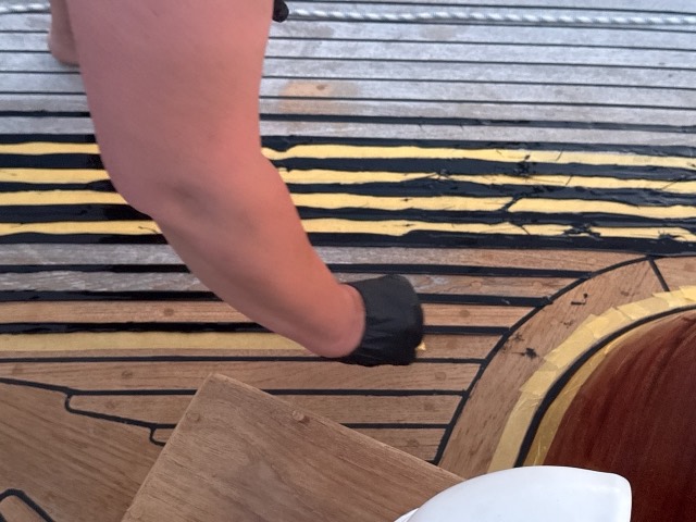 Frisch gefüllte, überfüllte Fugen zwischen Klebeband