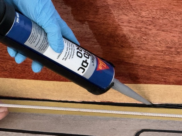 Sika 290 DC Pro wird mit der Kartuschenspitze in die abgeklebte Fuge eingepresst