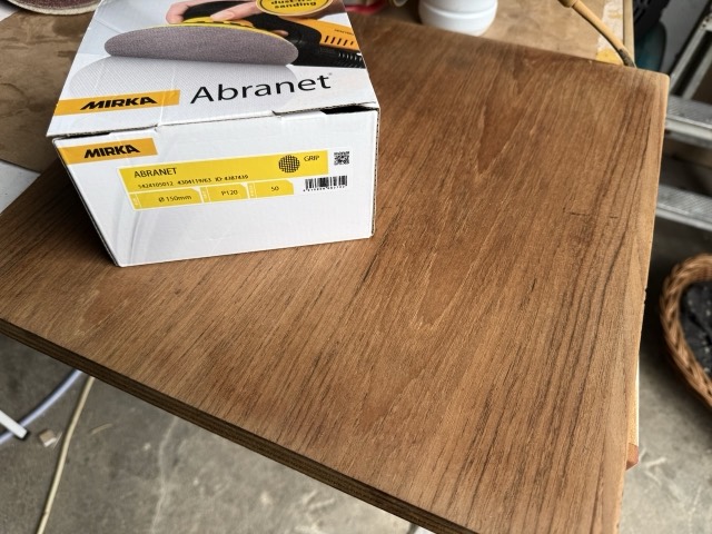 Schachtel Mirka Abranet P120 auf einem angeschliffenen Bodenbrett