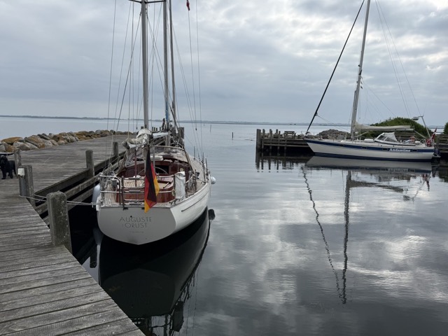Die Auguste im Hafenbecken von Birkholm, Nachbarboot gegenüber
