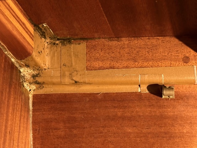 Vergilbtes alten Klebeband an einer Holzverbindung im Aufbau