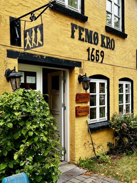 Der gelbe Femø Kro von 1659