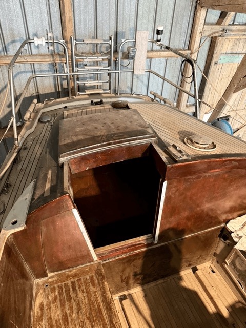Blick in den unrestaurierten Cockpit-Stauraum der Vindö