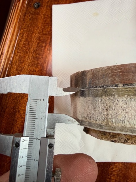 Das Teakdeck ist noch über 10mm stark und auf ein 20mm Sandwich-Laminat mit Schaumkern geklebt