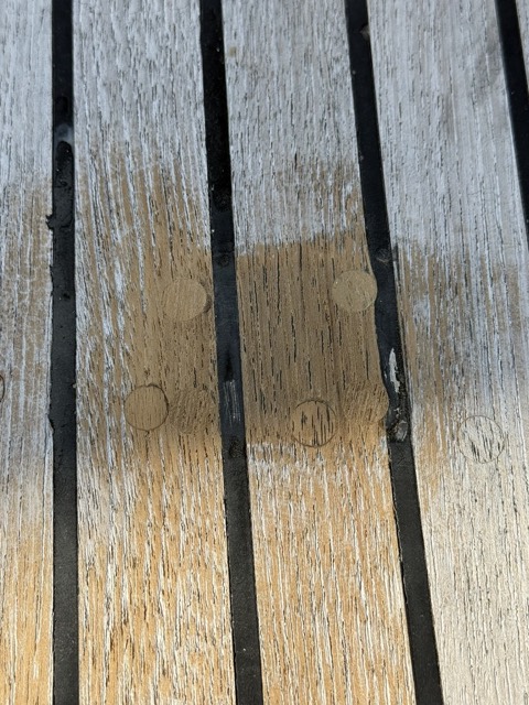 Das entfernte Decksauge. Die extra Teak-Proppen muss man dabei in Kauf nehmen.