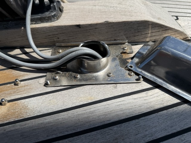 Ohne den Deckel sieht man, wie die Kabel über einen Kragen durchgeführt werden. Die undichte Stelle ist unter der Bodenplatte verborgen