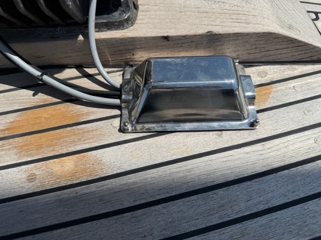 Die Decksdurchführung für die Kabel. Die Proppen um die Durchführung herum waren kein Problem