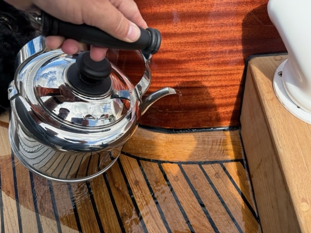 Lecksuche mit dem Teekessel am Übergang vom Teakdeck zum Aufbau