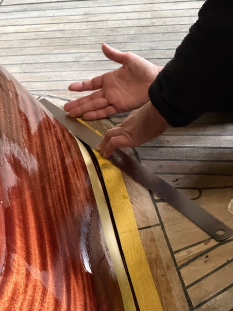 Abkleben der Fuge mit Metalllineal für eine gerade Linie