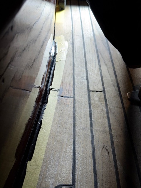 Leere, abgeklebte Fuge zwischen Teak und Mahagoni