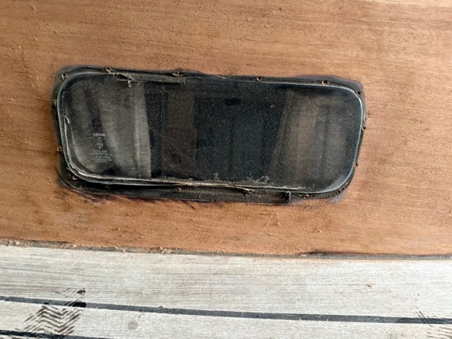 Altes Fenster vor dem Ausbau im abgezogenen Holz