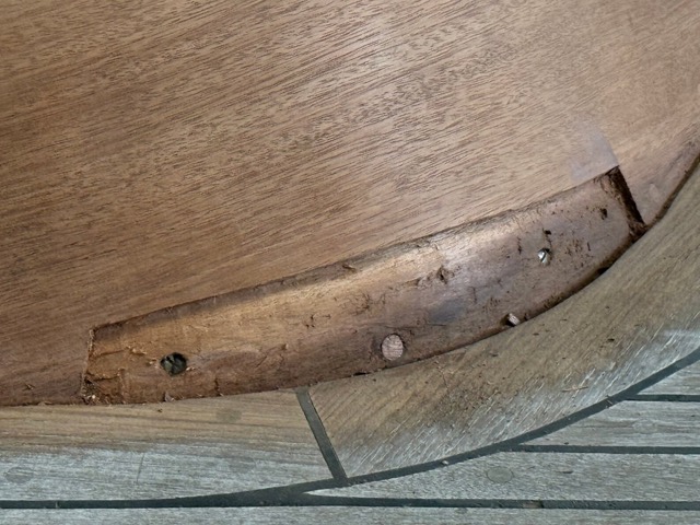 Schadhafte Stelle am Fuß des vorderen Aufbaus
