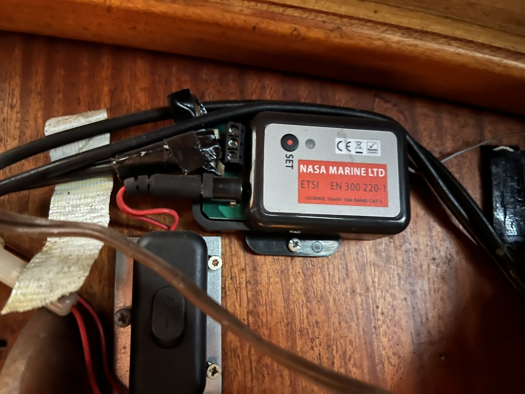 Der alte wireless Empfänger für den Windmesser unter Deck.
