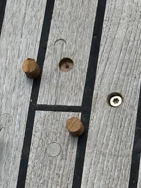 Eine neue Stabdeckschraube im Bohrloch