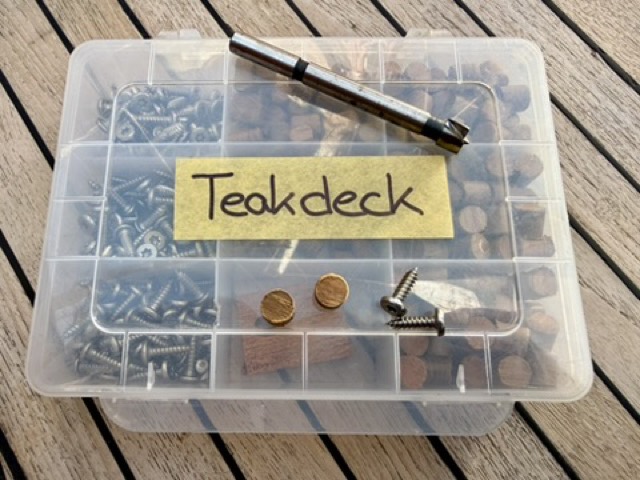 In meinem Notfallkoffer für das Teakdeck habe ich Stabdeckschrauben, Proppen und einen 10er Forstnerbohrer